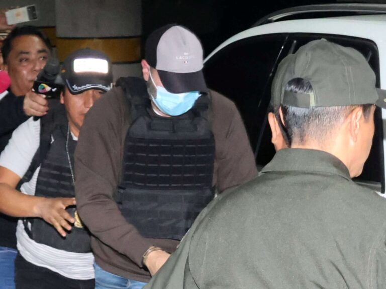 Fernando Cerimedo llegó con chaleco antibalas a la audiencia y la justicia de Bolivia define si ordena su prisión preventiva por intentar asesinar a su pareja
