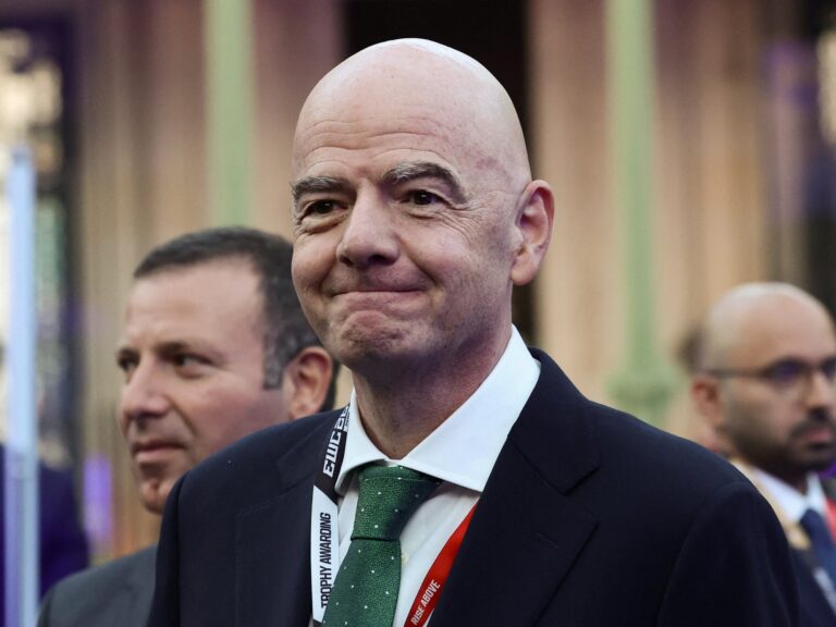 Figuras históricas del fútbol se unen para desbancar a Infantino en FIFA: "El poder ha nublado su capacidad, el cambio es necesario"