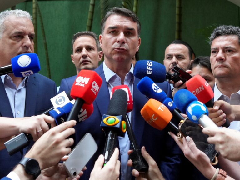 Flavio Bolsonaro busca replicar el modelo de El Salvador y prometió 500 mil nuevas plazas en las cárceles: "Hay pocos presos en Brasil"