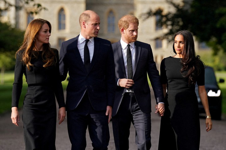 William, príncipe de Gales, Catalina, princesa de Gales, el príncipe Harry y Meghan, duquesa de Sussex, se dirigen al público en el Castillo de Windsor tras el fallecimiento de la reina Isabel II, en Windsor, Reino Unido, el 10 de septiembre de 2022. Foto Reuters