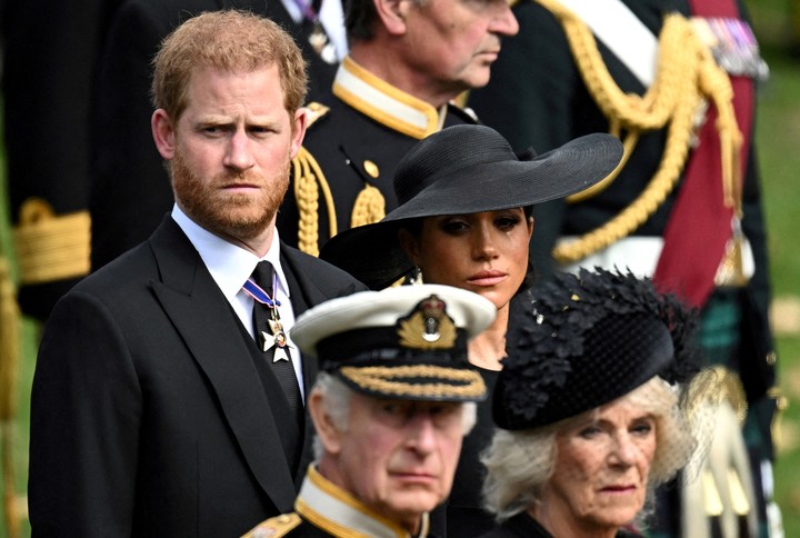 Meghan, duquesa de Sussex, el príncipe Harry, duque de Sussex, la reina Camila y el rey Carlos asisten al funeral de Estado y entierro de la reina Isabel de Gran Bretaña, en Londres, Gran Bretaña, el 19 de septiembre de 2022. Foto Reuters