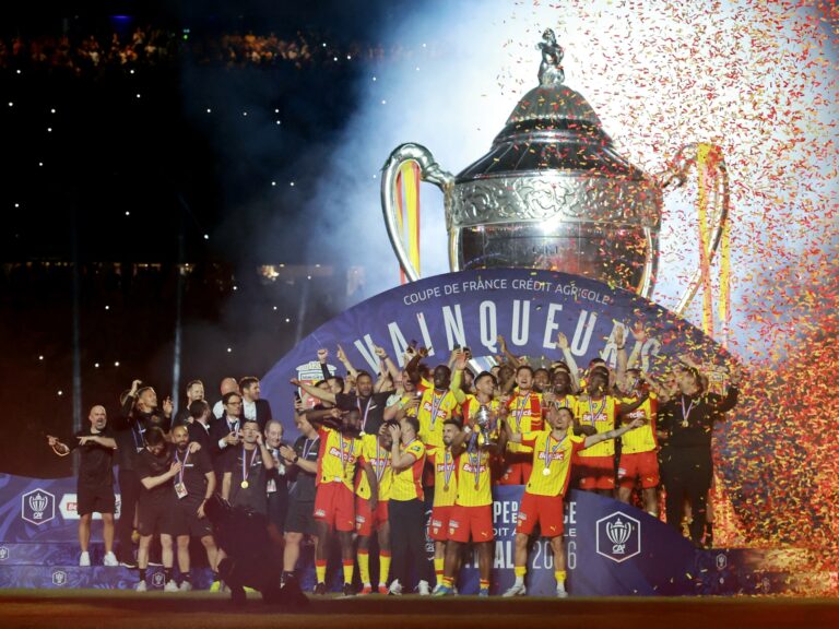 Golpe en Francia: Lens jugó 50 minutos con uno menos y le ganó al PSG para ser campeón por primera vez de la Supercopa