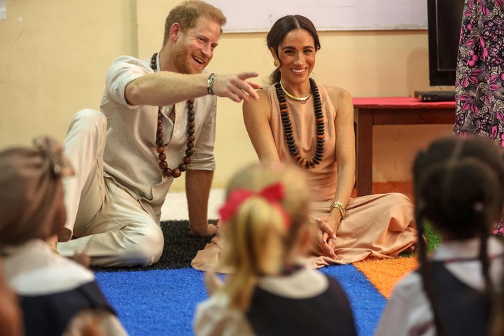 Harry y Meghan en Nigeria. Foto: Kola Sulaimon / AFP