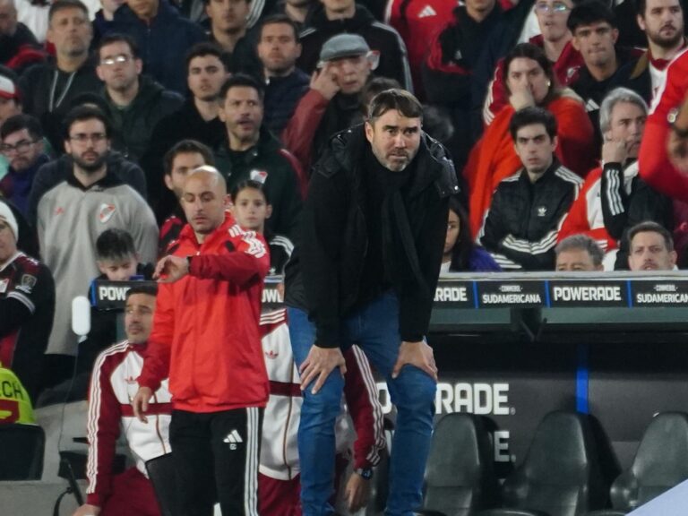Horas decisivas para el futuro de Coudet como DT de River tras la eliminación de la Copa Sudamericana: qué pasó en el vestuario