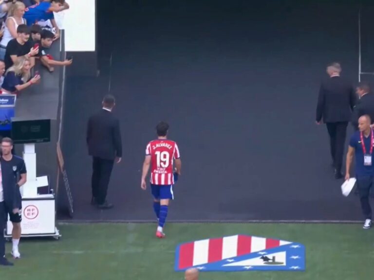 Horas decisivas para Julián Alvarez: entre los silbidos de los hinchas del Atlético y un deseo que está lejos de Madrid
