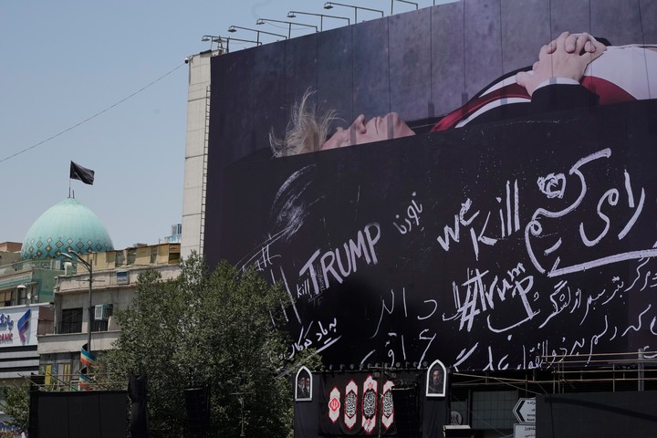 Una valla publicitaria muestra a Trump, recostado sobre lo que parece ser un ataúd en Teherán. Foto: AP