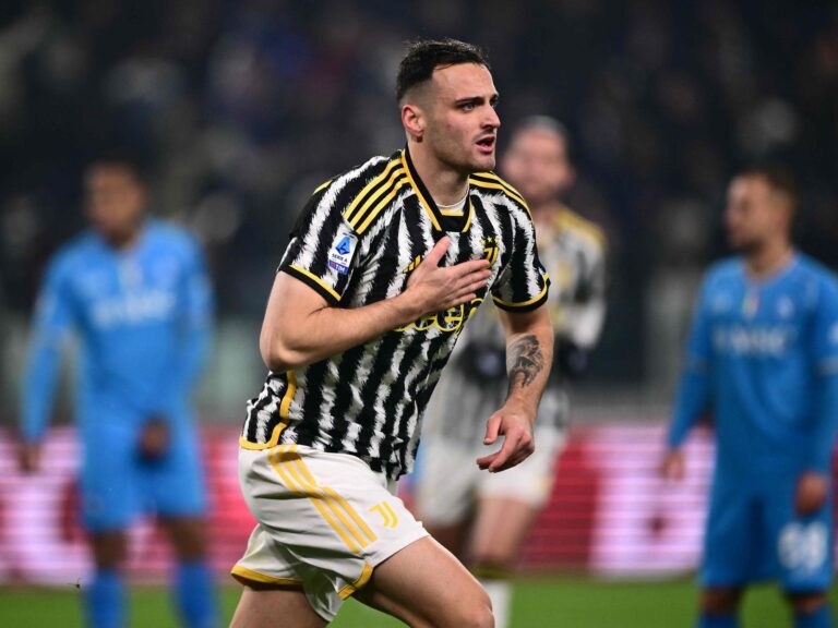 Increíble situación en Italia: un hincha invadió la cancha, se resbaló y lesionó a un jugador de la Juventus