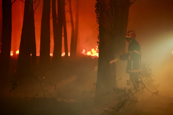 Un bombero trata de controlar el fuego en Luglon, Francia, este viernes. Foto: REUTERS 
