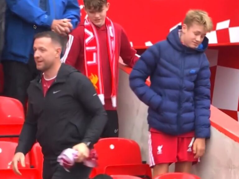 Insólita escena en Anfield: Isak regaló su camiseta a un niño y un adulto se la arrebató en la tribuna