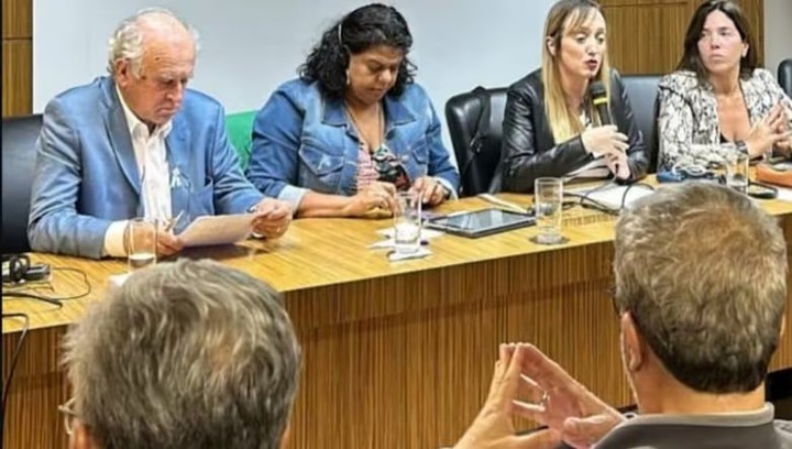 Soledad Calle con el senador Oscar Parrilli, en Brasil