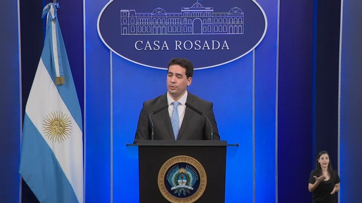 Adrián Ravier, en la conferencia de prensa. Hay críticas para el vocero y su equipo de colaboradores.