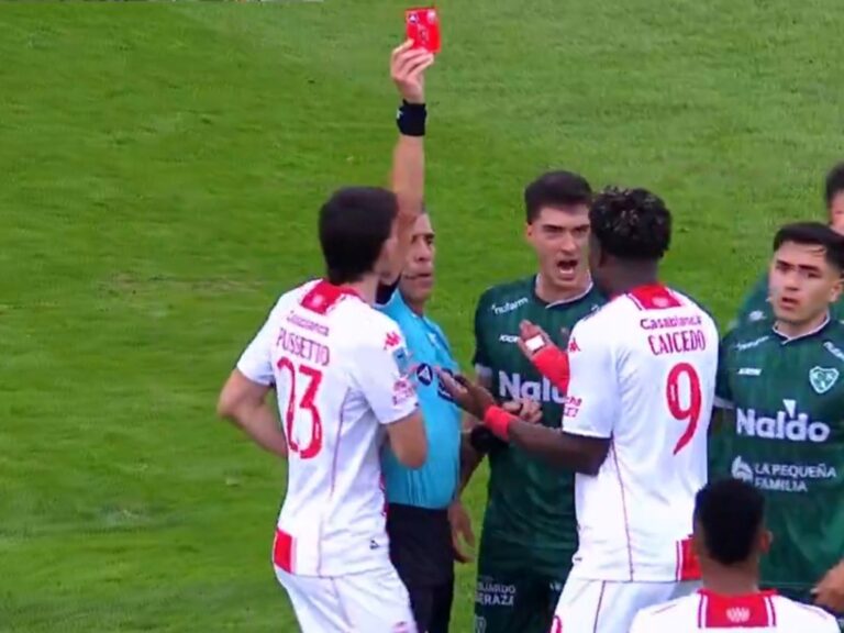 Jordy Caicedo, de la gloria a la expulsión: pegó un cabezazo inexplicable y dejó con 10 a Huracán vs Sarmiento de Junín