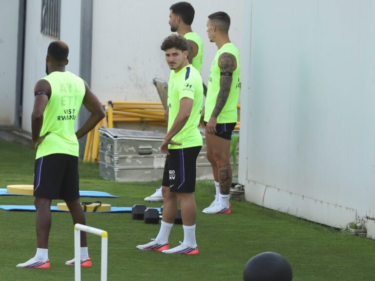 Julián Álvarez no sabe si será titular en el debut del Atlético de Madrid: las órdenes de Simeone y el "libérenlo" de redes sociales