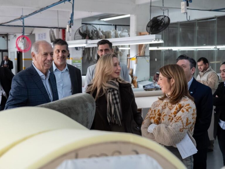 Karina Milei se pone al frente de las recorridas por la Ciudad y visitó una fábrica de muebles en Lugano