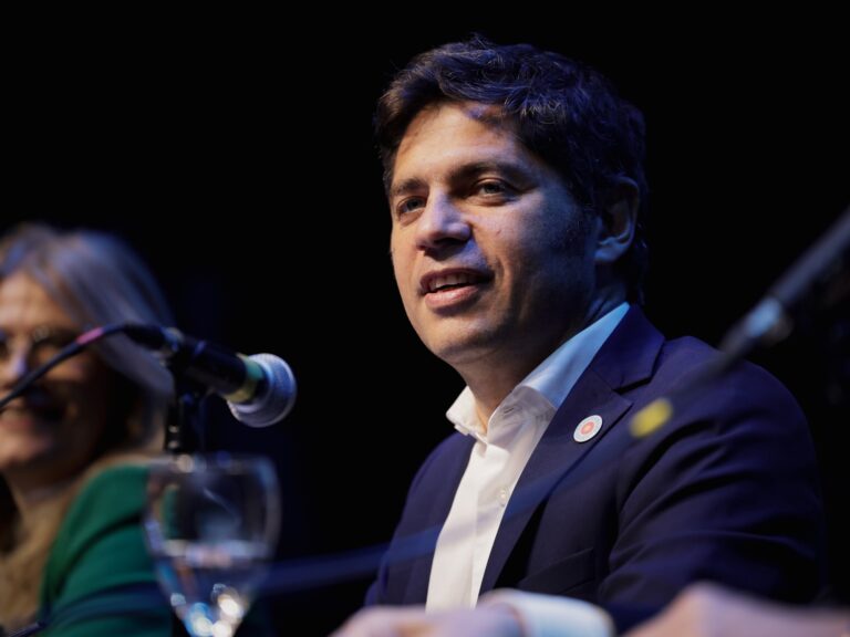 Kicillof suma tensión con EE.UU.: le adjudicó a la empresa china Huawei la provisión de baterías para el sistema eléctrico provincial