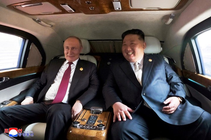El presidente ruso Vladimir Putin y el líder norcoreano Kim Jong-un durante su visita a Beijing para asistir a la conmemoración del 80 aniversario del fin de la Segunda Guerra Mundial, en septiembre de 2025. Foto Reuters