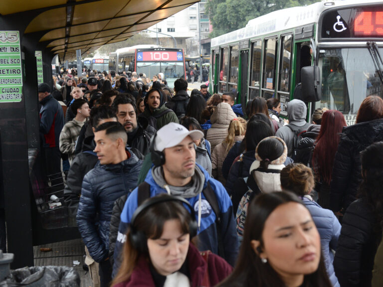 La carrera entre inflación y salarios: según un informe del Gobierno, un grupo de gremios grandes tuvo caídas mayores a 10%