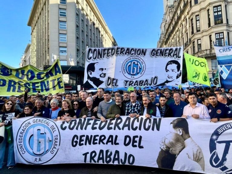 La CGT marcha al Ministerio de Economía por la situación de los morosos y las pymes reclaman por el cierre de empresas