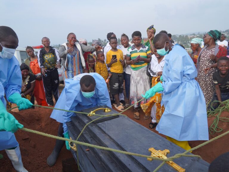 La epidemia de ébola se propaga a una velocidad nunca antes vista en RD Congo: "Mata una persona cada 30 minutos"
