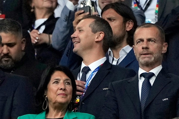 Kevin Lamour, junto al presidente de la UEFA, Aleksander Ceferin.
Foto: AP 