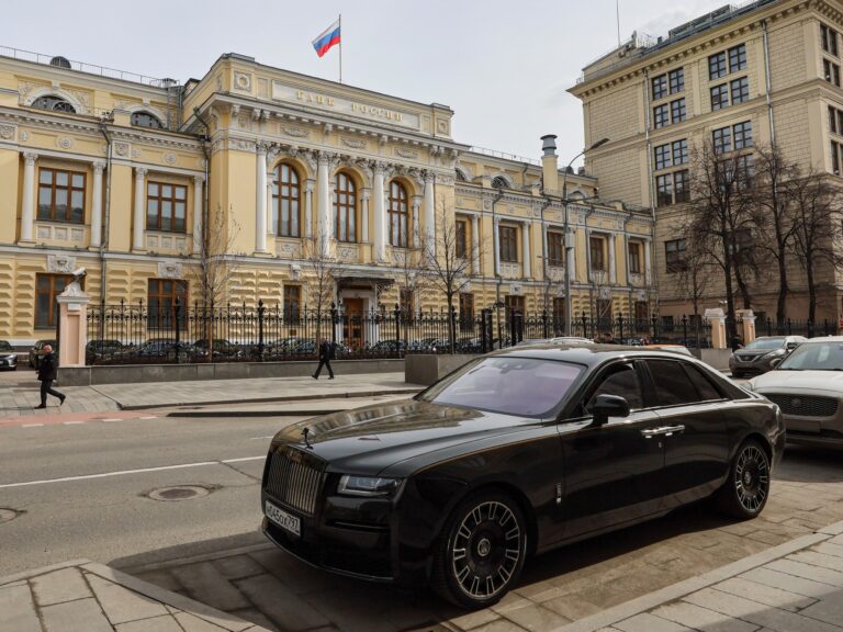 La guerra en Ucrania deja a Rusia sin efectivo y el gobierno impone un férreo ajuste
