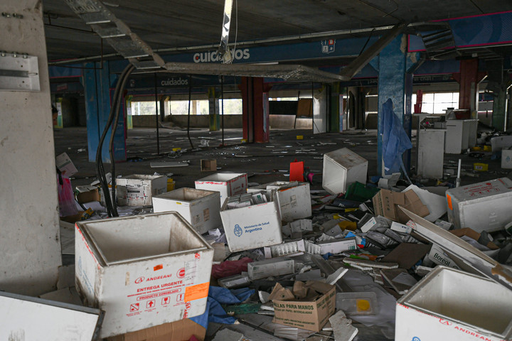 Más vacunas, ampollas y jeringas dispersas por la sala en Pilar que se utilizaba para vacunar contra el covid-19 durenta pandemia. 
