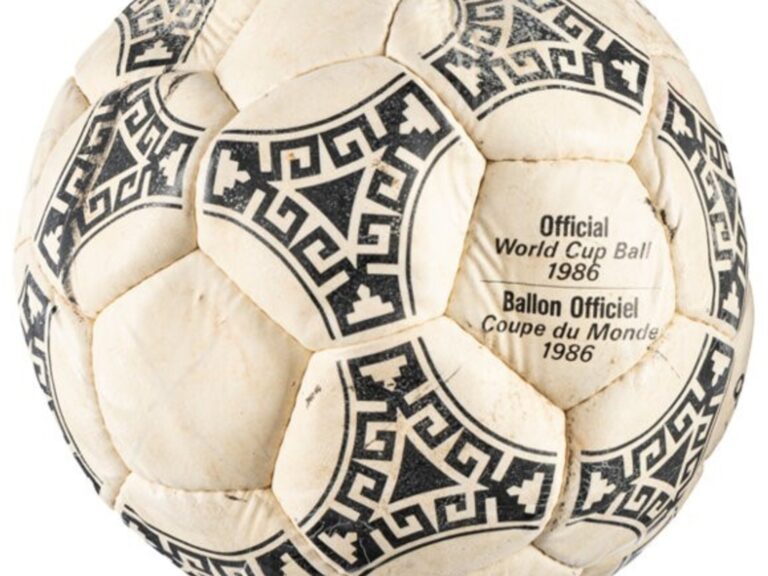 La pelota de la Mano de Dios de Maradona se vendió por US$ 3,35 millones y quedó lejos del récord de su camiseta