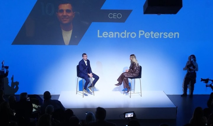 Leandro Petersen entrevistado por Mili Hadad en medio de la presentación en sociedad de TAI