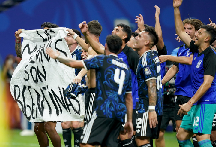 Los jugadores argentinos sostienen una bandera de "Las Malvinas son Argentinas" tras ganar el partido de semifinales del Mundial ante Inglaterra. Foto: Juano Tesone 