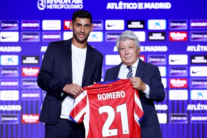 Cristian "Cuti" Romero fue presentado como nuevo jugador del Atlético de Madrid. Foto: EFE/ Chema Moya