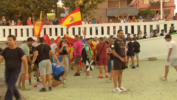 Una protesta de los habitantes de Ceuta en rechazo a los migrantes que acampan allí tras el caótico cruce del 31 de julio. Foto: REUTERS  