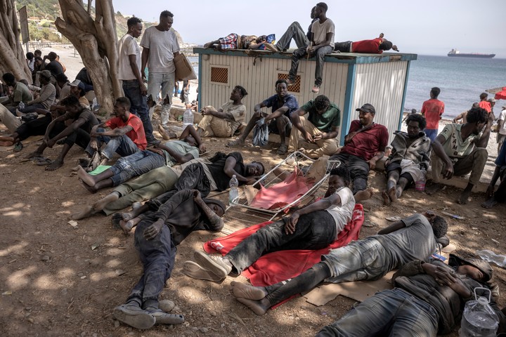 Migrantes acampan en Ceuta, tras el cruce masivo desde Marruecos a fin de julio. Foto: The New York Times