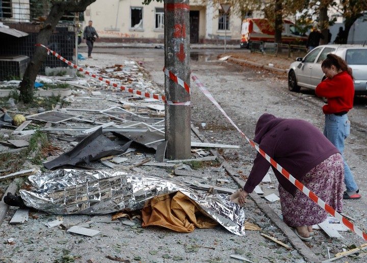 Cuerpos cubiertos de las víctimas en el lugar de un ataque con misiles rusos contra una zona residencial en Kiev, Ucrania. Foto EFE