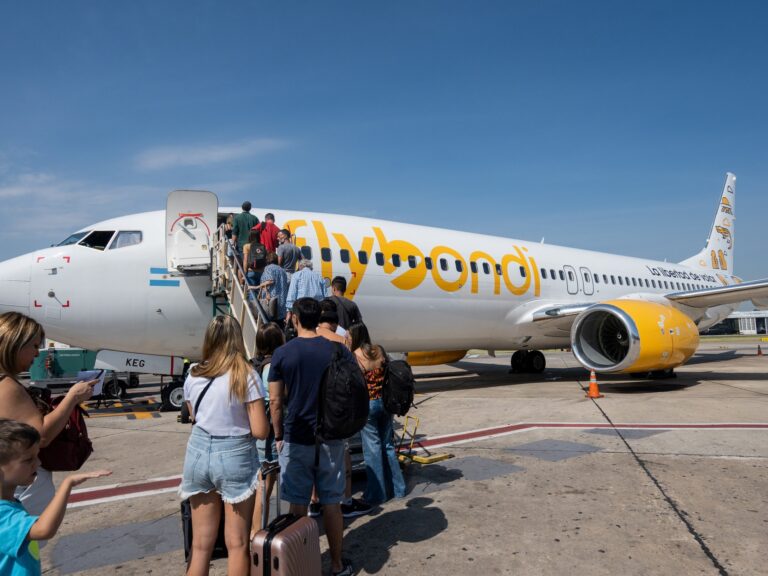 Las agencias de viajes le sueltan la mano a Flybondi: ya no venden sus pasajes, pese a la autorización del Gobierno