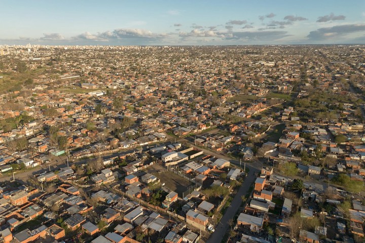 En las afueras de Rosario, el desarrollo urbano sigue extendiéndose hacia zonas que antes eran predominantemente rurales, lo que acerca la ciudad a paisajes en los que la fiebre hemorrágica argentina sigue siendo un riesgo. Foto de Sebastián López Brach para The New York Times.