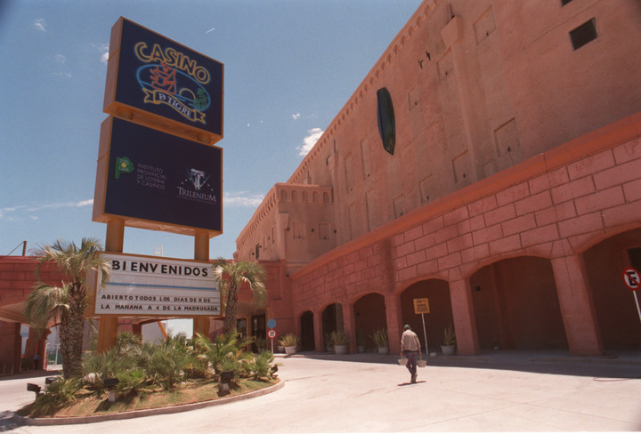 Vista de la entrada frente del casino de Tigre.