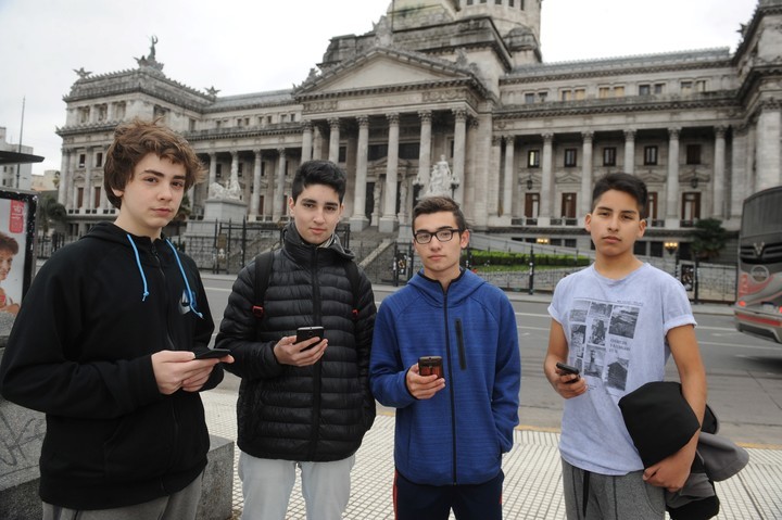 Jovenes que votan por primera vez.