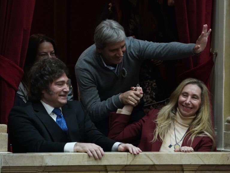 Luis Caputo reclamó una ley que castigue a los periodistas que publican información "sin sustento": "Pareciera que para algunos mentir es un derecho adquirido"