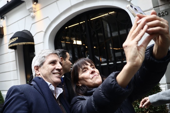 Selfie. Luis Caputo y una vecina de Las Cañitas. Foto: Tomás Cuesta