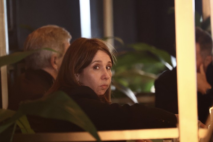 Luis Caputo junto a Pilar Ramírez, de espaldas, en la heladería Lucciano´s . Foto: Tomás Cuesta