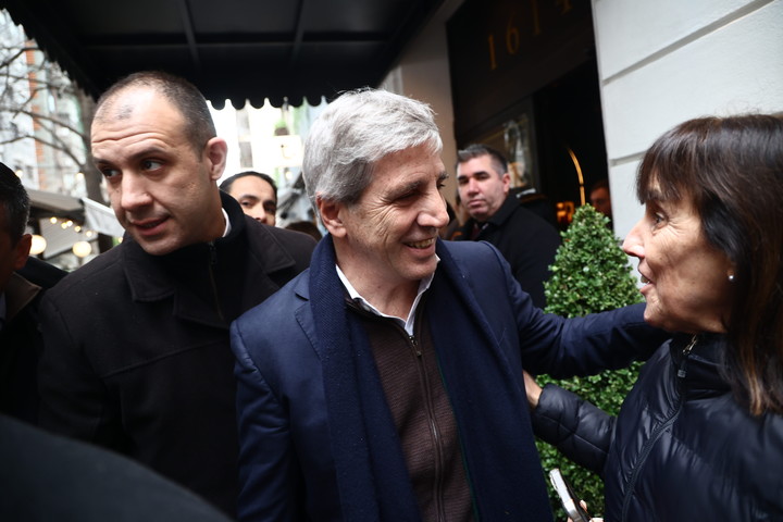 Luis Caputo se pone el overol político con gestos a la micro y los gobernadores y sale a bancar a Karina Milei: "los acuerdos los define ella"