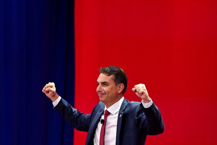Flávio Bolsonaro intenta achicar la distancia con Lula en los sondeos. Foto: REUTERS  