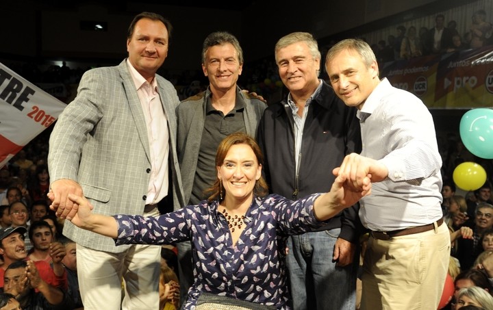 Tiempos viejos: Mauricio Macri, Gabriela Michetti, Oscar Aguad, Pedro Dellarrosa y Héctor Baldassi, en 2015 en Marcos Juárez. 