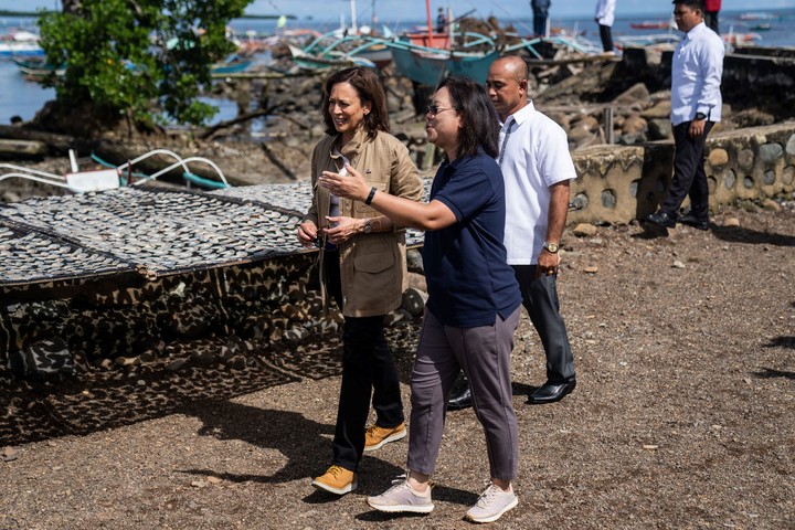 La ex vicepresidenta Kamala Harris visita una aldea local en Palawan, Filipinas, el 22 de noviembre de 2022. Los aliados asiáticos comienzan a preguntarse si Estados Unidos podría o querría defenderlos en caso de guerra. (Haiyun Jiang/The New York Times)