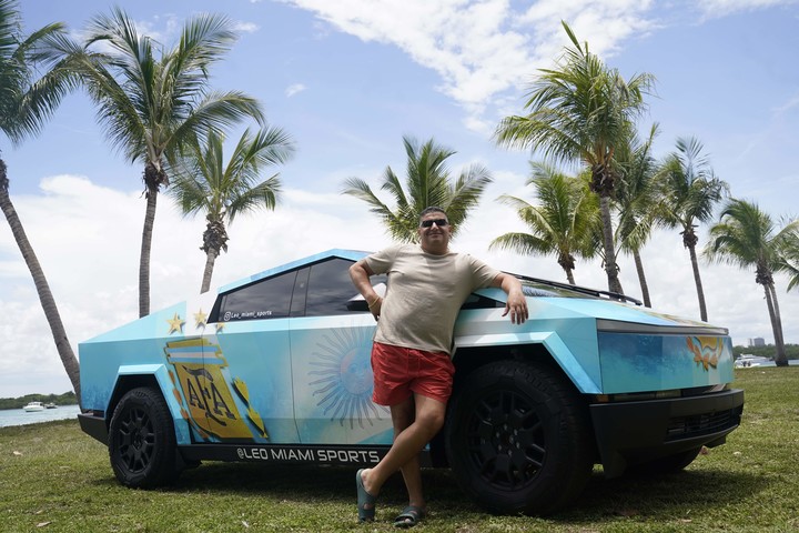 Milad Soleimani posa con su Tesla Cybertruck ploteado con el escudo de la AFA. Foto Fernando de la Orden