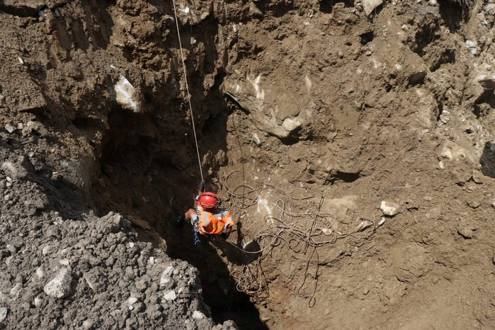 Rescatistas trabajan en medio del barro. Foto: Reuters