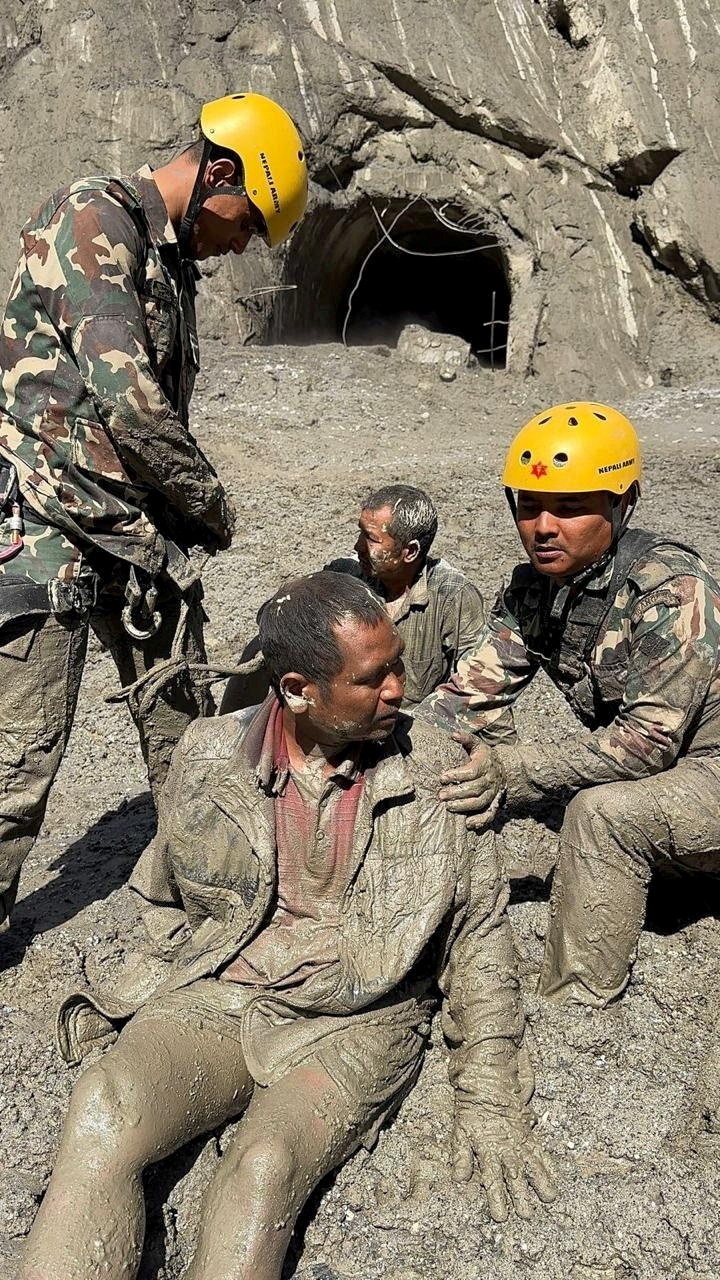 Peronsal militar rescata a un hombre atrapado en el lodo. Foto: Reuters