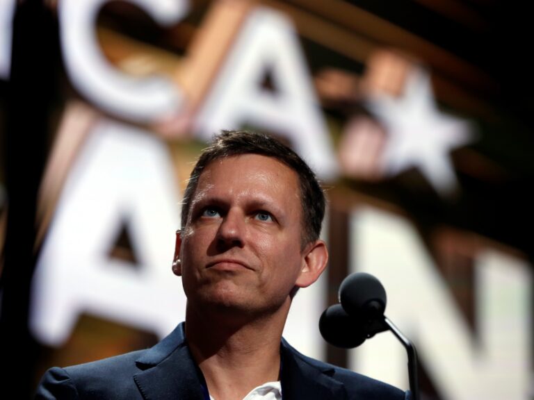 Peter Thiel pone un pie en Vaca Muerta y la IA: qué acciones tiene y a qué sectores apuesta un gurú obsesionado por la energía y los datos