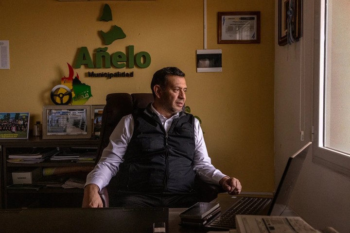 Fernando Banderet, intendente de Añelo. Pidió por favor a los forasteros que dejen de venir.  (Sarah Pabst/The New York Times)