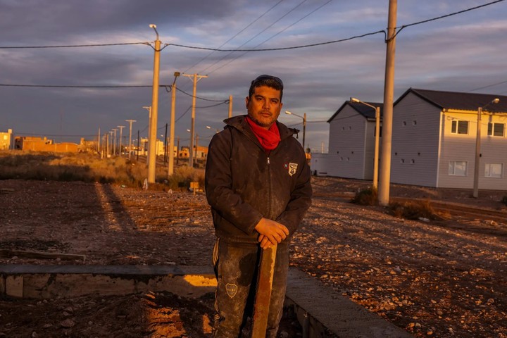 Sabino Poblete, un obrero de la construcción recién llegado, en una obra de construcción de nuevas viviendas en Añelo.  (Sarah Pabst/The New York Times)